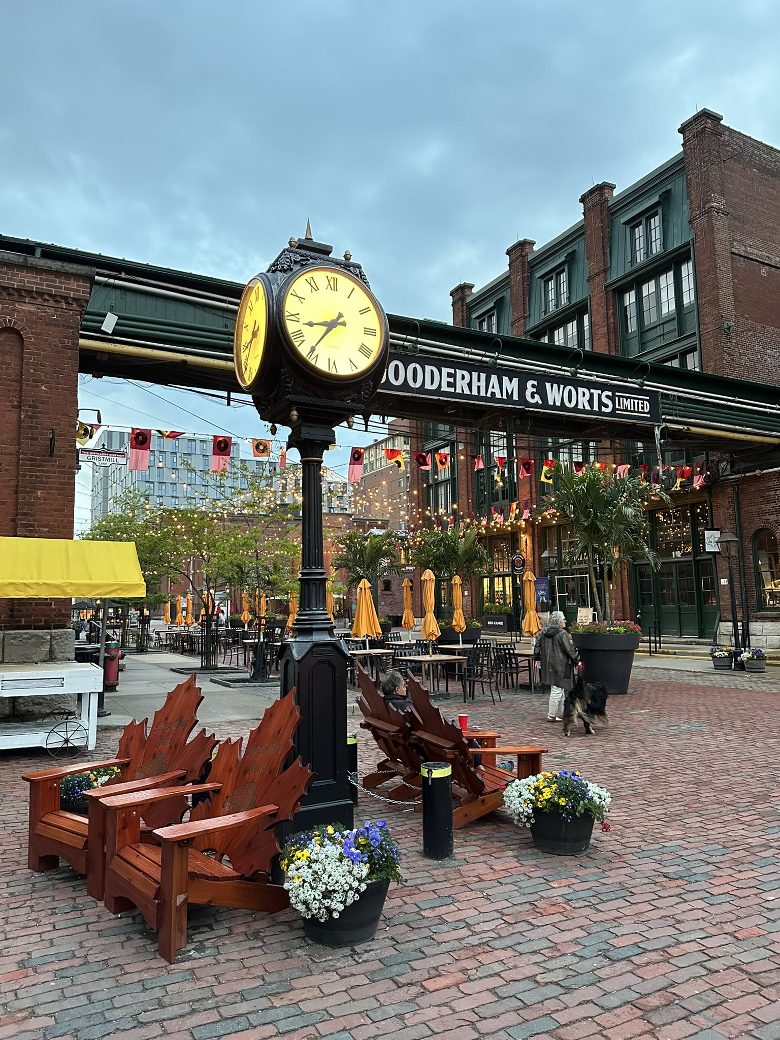 Explora la Historia y Modernidad del Distillery District